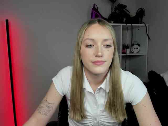 EvelynBlond26 webcam