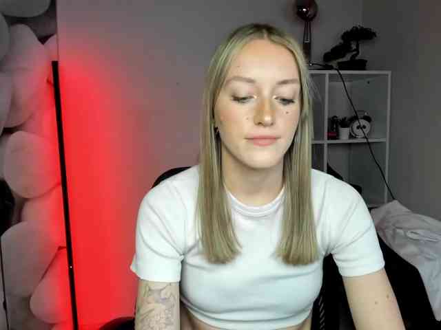 EvelynBlond26 webcam
