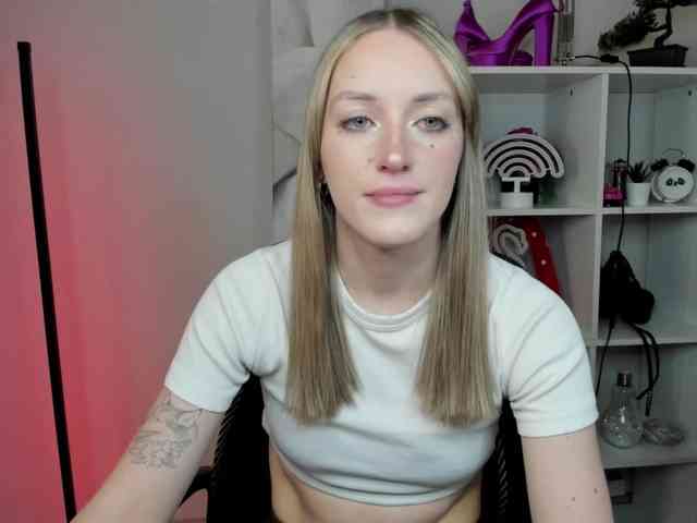 EvelynBlond26 webcam