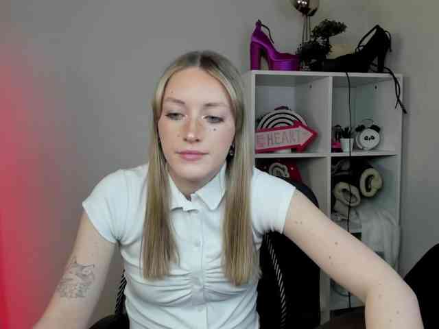 EvelynBlond Live Webcam on BongaCams