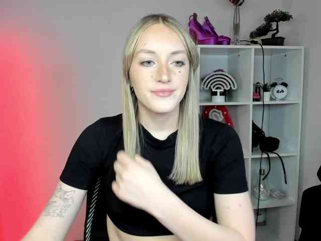 EvelynBlond26 webcam