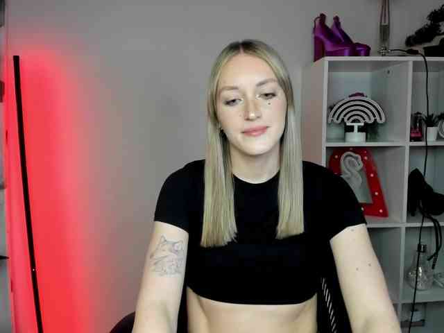 EvelynBlond26 webcam