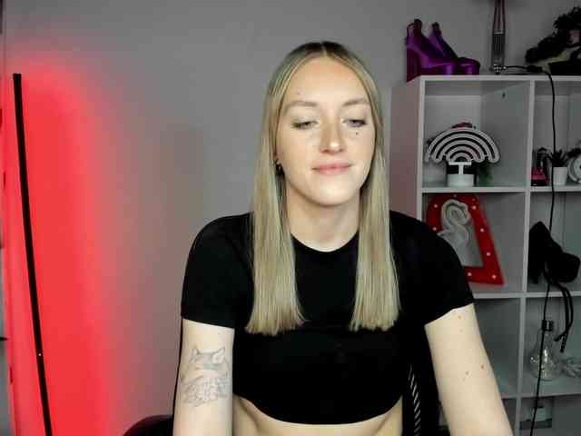 EvelynBlond26 webcam