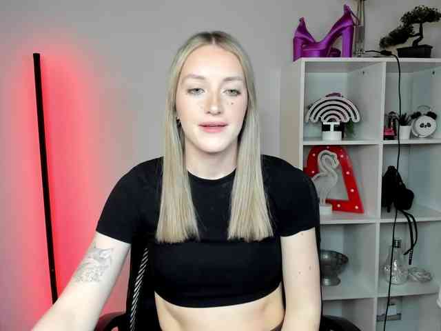 EvelynBlond26 webcam