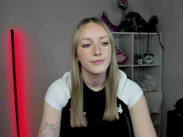 EvelynBlond26 webcam