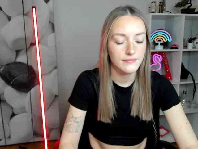 EvelynBlond26 webcam