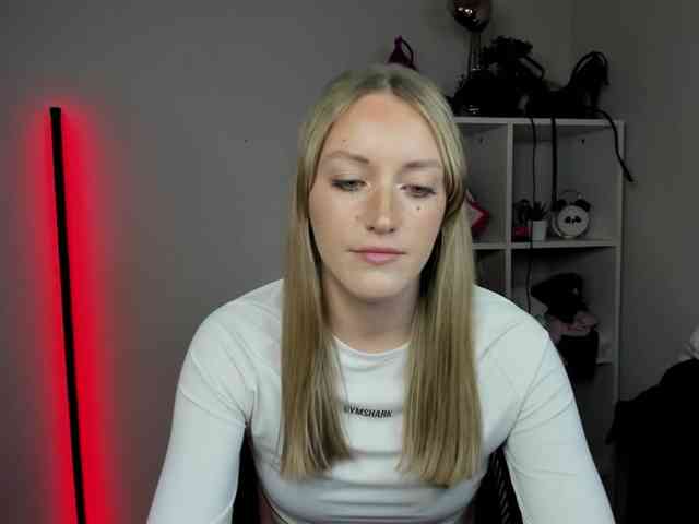 EvelynBlond26 webcam