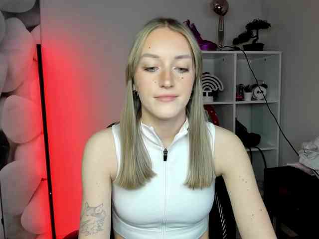 EvelynBlond26 webcam