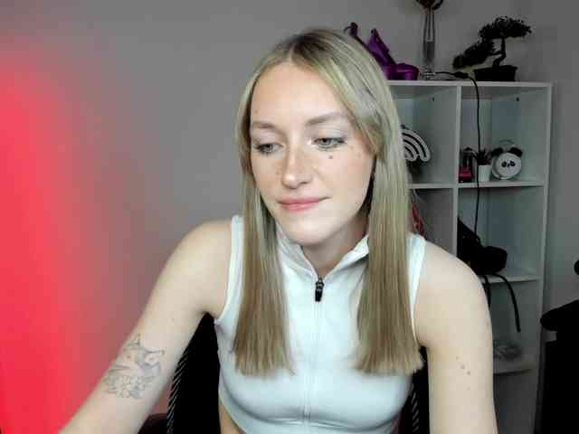 EvelynBlond26 webcam
