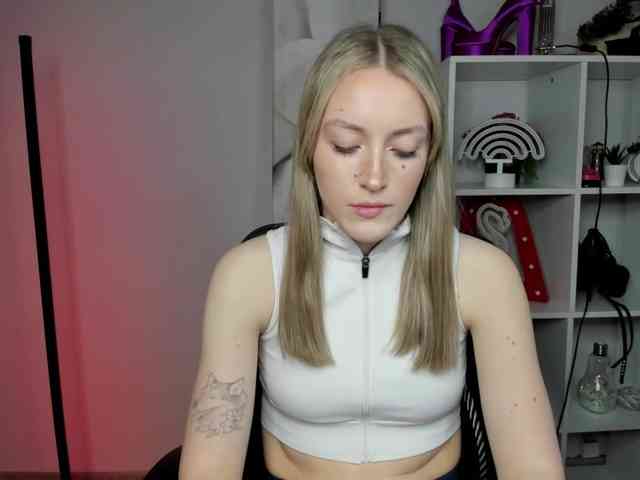 EvelynBlond26 webcam