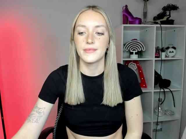EvelynBlond26 webcam