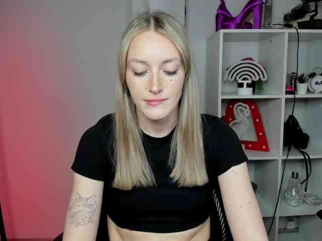 EvelynBlond26 webcam