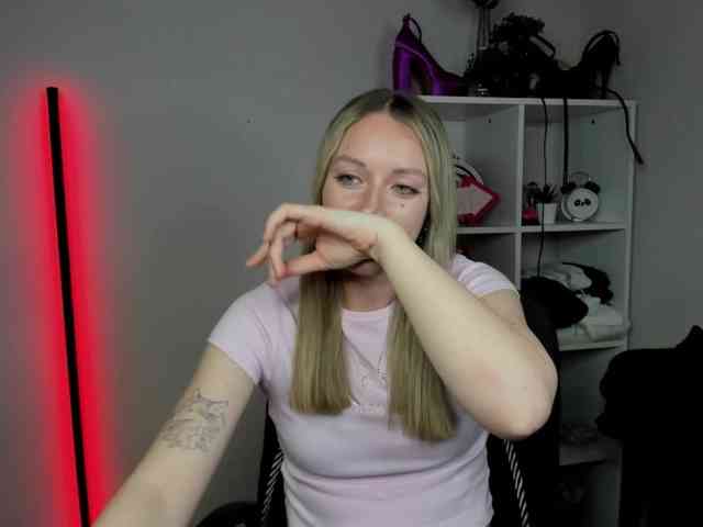 EvelynBlond26 webcam