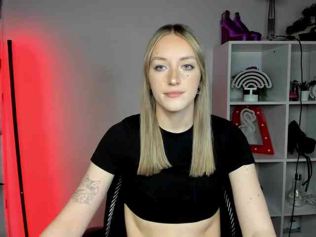 EvelynBlond26 webcam