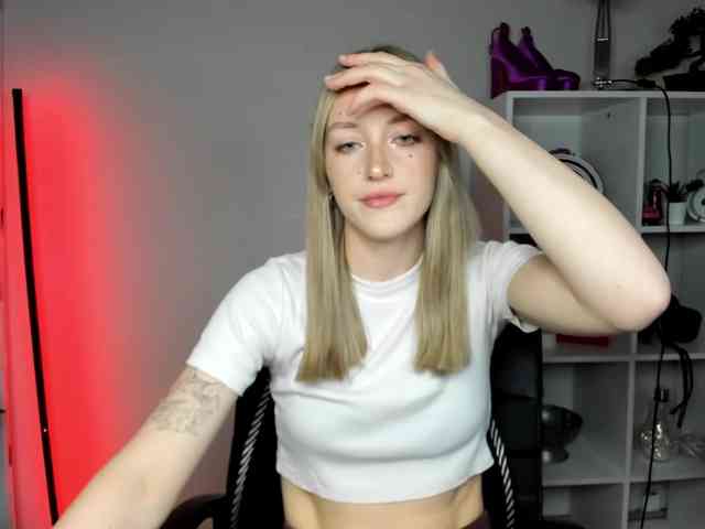 EvelynBlond26 webcam