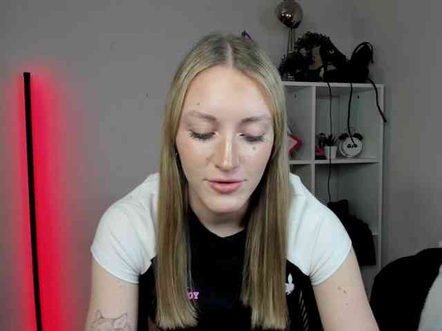 EvelynBlond26 webcam