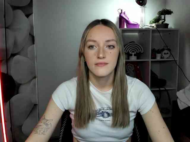 EvelynBlond26 webcam