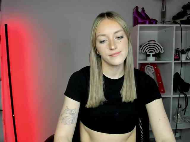 EvelynBlond26 webcam
