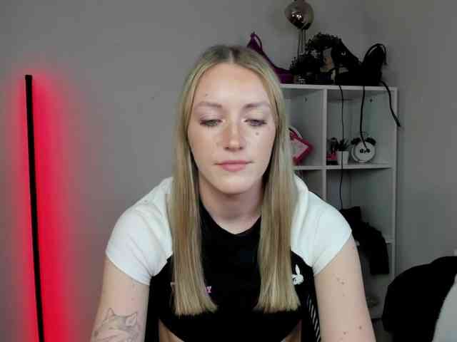 EvelynBlond26 webcam