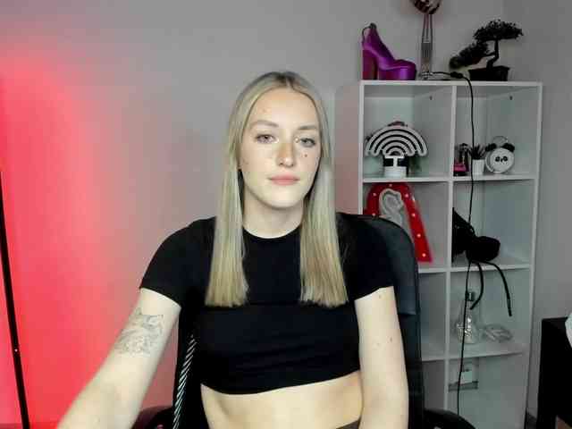 EvelynBlond26 webcam