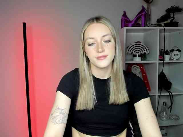 EvelynBlond26 webcam