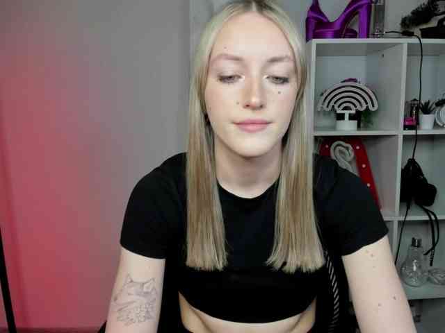 EvelynBlond26 webcam