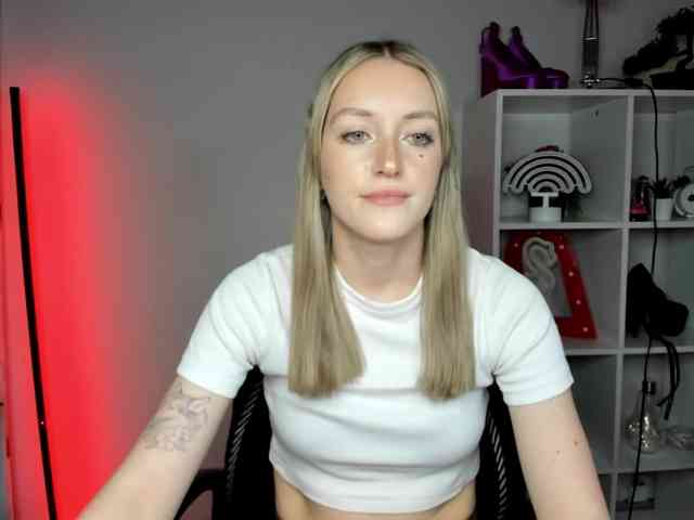 EvelynBlond26 webcam