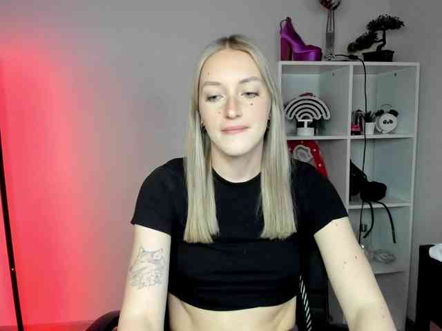 EvelynBlond26 webcam