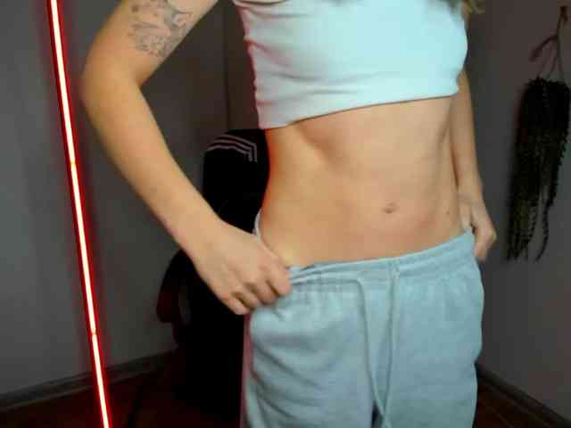 EvelynBlond26 webcam