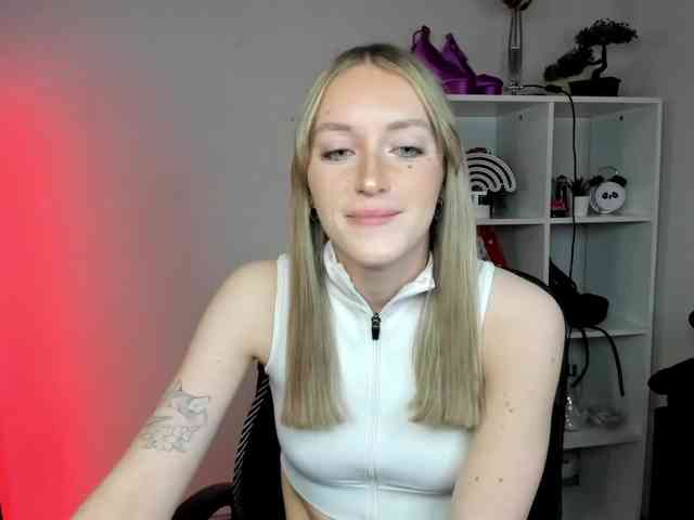EvelynBlond26 webcam