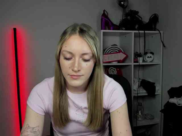 EvelynBlond26 webcam