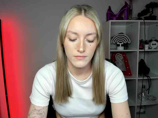 EvelynBlond26 webcam