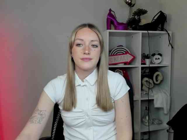 EvelynBlond Live Webcam on BongaCams