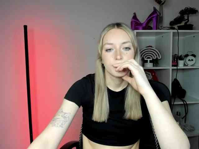 EvelynBlond26 webcam
