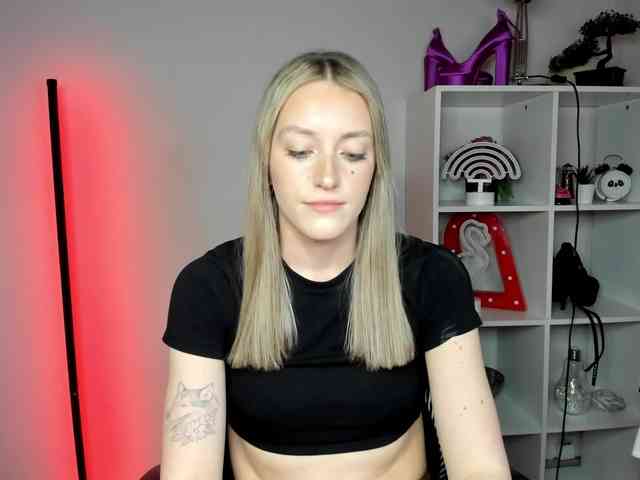 EvelynBlond26 webcam