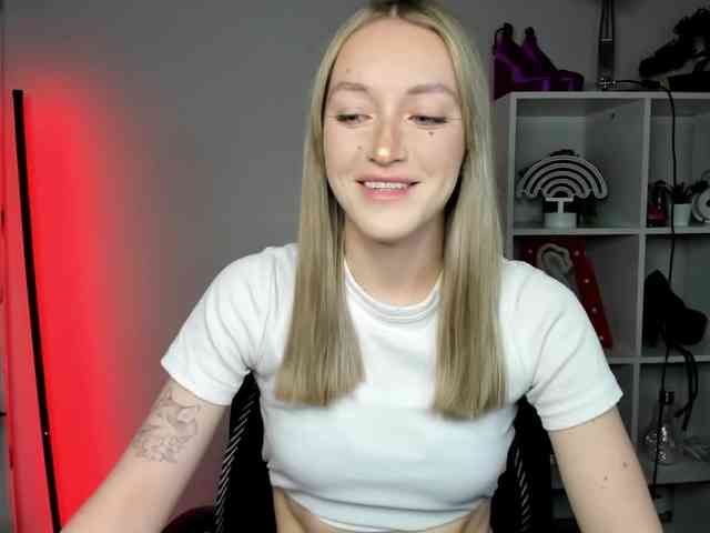 EvelynBlond26 webcam
