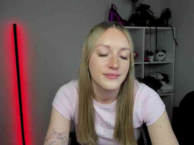 EvelynBlond26 webcam