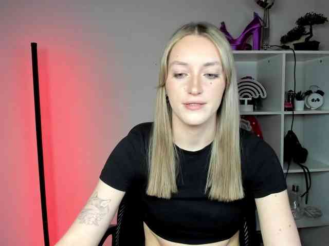 EvelynBlond26 webcam
