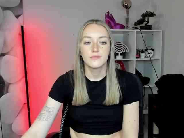 EvelynBlond26 webcam