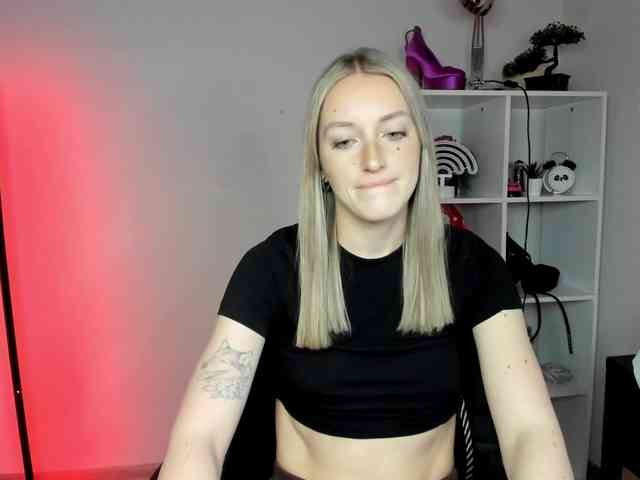 EvelynBlond26 webcam