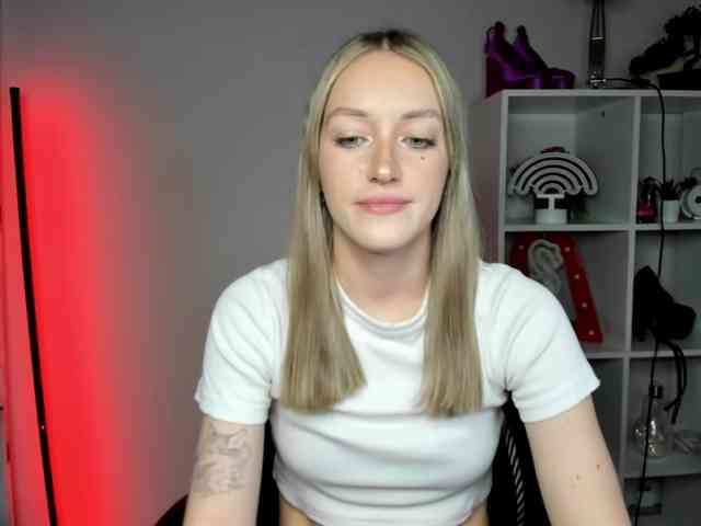 EvelynBlond26 webcam