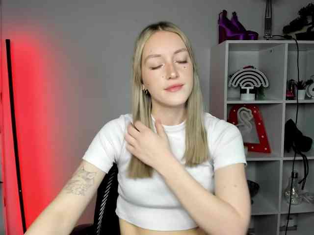 EvelynBlond26 webcam