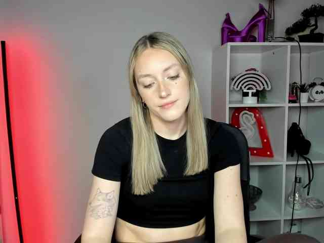 EvelynBlond26 webcam