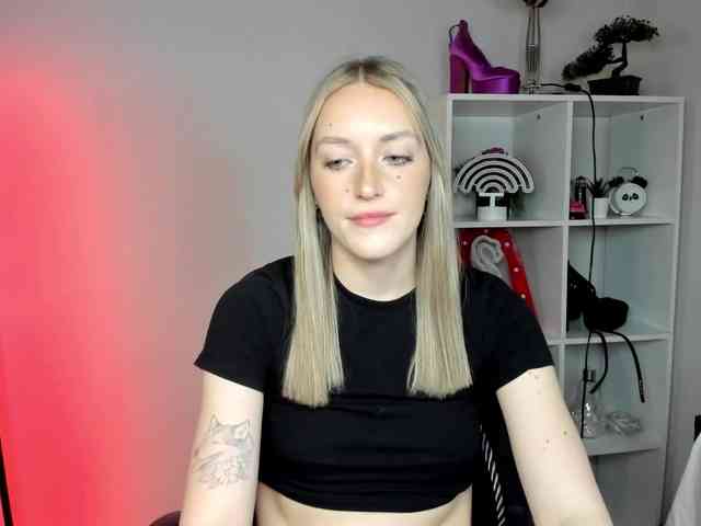 EvelynBlond26 webcam