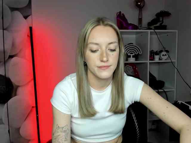 EvelynBlond26 webcam