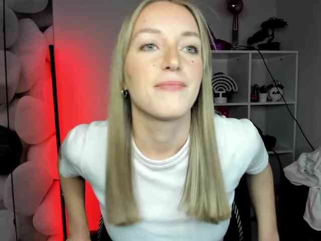 EvelynBlond26 webcam