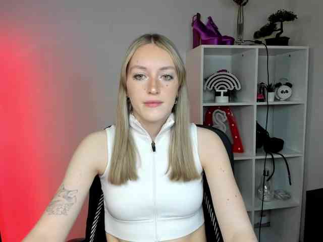 EvelynBlond26 webcam