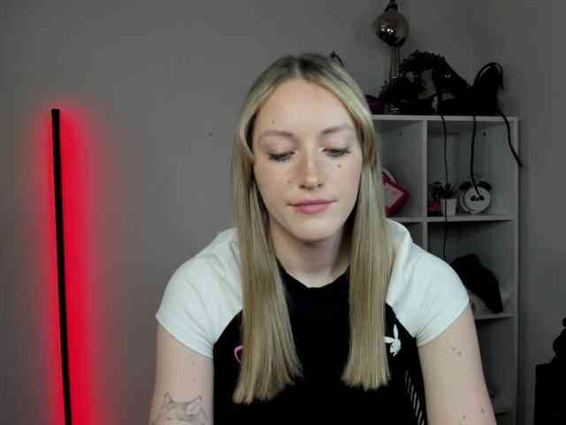 EvelynBlond26 webcam