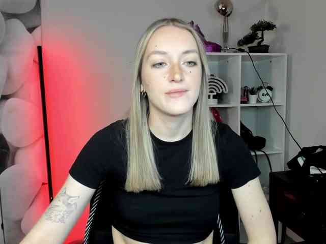 EvelynBlond26 webcam