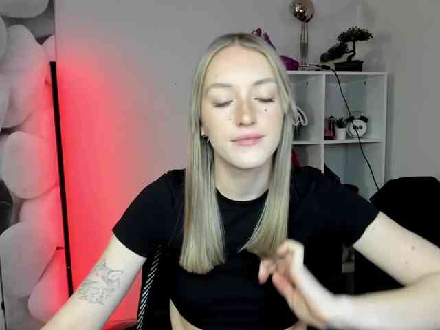EvelynBlond26 webcam